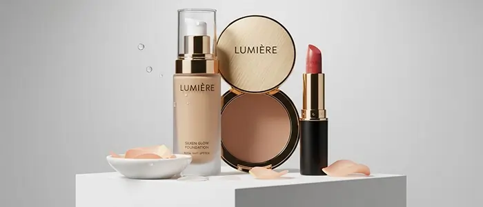 چیدمان مینیمال از محصولات آرایشی شامل کرم‌پودر، پنکک و رژ لب روی سطح روشن، با تمرکز بر طراحی لوکس، رنگ‌بندی هماهنگ و کیفیت محصول