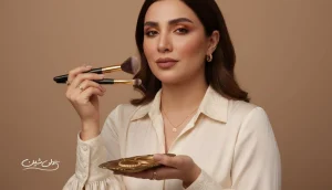 هماهنگی آرایش و اکسسوری با زیورآلات طلایی ظریف و میکاپ گرم و طبیعی برای استایل یکپارچه