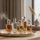 مقایسه انواع عطر و ادکلن از نظر غلظت و کاربرد؛ شیشه‌های عطر روی میز آرایش با نور طبیعی