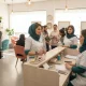 نمایی روشن از سالن زیبایی شلوغ و منظم با پذیرش حرفه ای، مرتبط با جذب و نگهداشت مشتری در سالن زیبایی