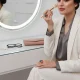 هماهنگی میکاپ با اکسسوری با تمرکز بر تعادل درخشش و انتخاب رنگ در کنار زیورآلات، عینک و کیف