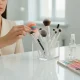 تصویر مفهومی واقعی از پشت صحنه کار میکاپ آرتیست با ابزار تمیز، پالت سایه و فیکس برای آموزش رازهای کاری و تکنیک های آرایش حرفه ای