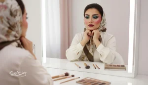 مقایسه دو سبک آرایشی روی یک چهره برای نشان دادن نقش کنتراست، بافت و فینیش در اینکه آرایش به صورت می‌آید یا نه