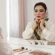 مقایسه دو سبک آرایشی روی یک چهره برای نشان دادن نقش کنتراست، بافت و فینیش در اینکه آرایش به صورت می‌آید یا نه