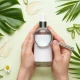 نمای نزدیک از بررسی برچسب محصولات ارگانیک زیبایی با ذره بین و عناصر طبیعی برای تشخیص ادعاهای بازاری از استانداردهای واقعی