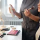پشت صحنه میکاپ حرفه‌ای در یک میز آرایش استودیویی با ابزارهای آرایشی و آماده‌سازی پوست برای فینیش تمیز و بادوام