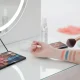 میز کار آرایش حرفه‌ای با براش، پالت سایه و محصولات فیکس برای نمایش تفاوت محصولات آرایش حرفه‌ای و راهنمای انتخاب آن‌ها