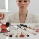 ابزار و لوازم آرایش حرفه‌ای شامل براش و اسفنج برای فید تمیز و نتیجه یکدست روی پوست