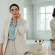 تصویر مفهومی از تصویر ذهنی و جذابیت ظاهری؛ زن ایرانی مقابل آینه با آرایش طبیعی و فضای روشن مجله‌ای
