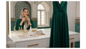 چیدمان لباس مجلسی و لوازم آرایش برای راهنمای هماهنگی لباس و آرایش در مراسم خاص بدون اغراق