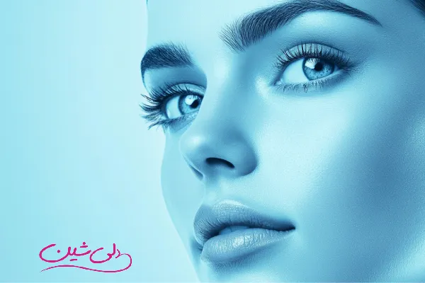 مای نزدیک از صورت زن با پوست سالم و آرایش طبیعی در نور آبی
