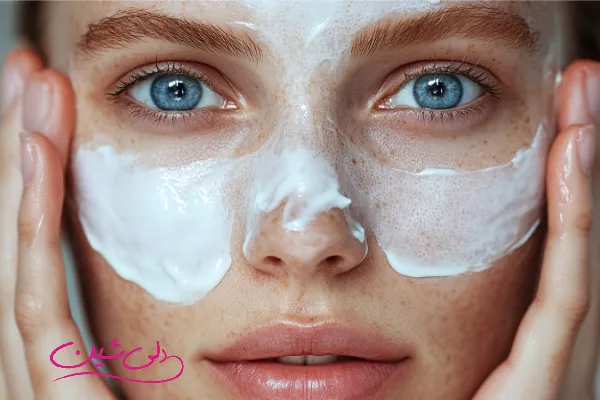 تصویری از زن زیبا در حال پاکسازی صورت